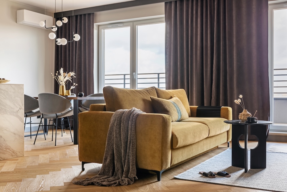 salon w eleganckim stylu z sofą i stolikiem jadalnianym przy oknie elegancki salon z musztardową sofą i śliwkowymi zasłonami