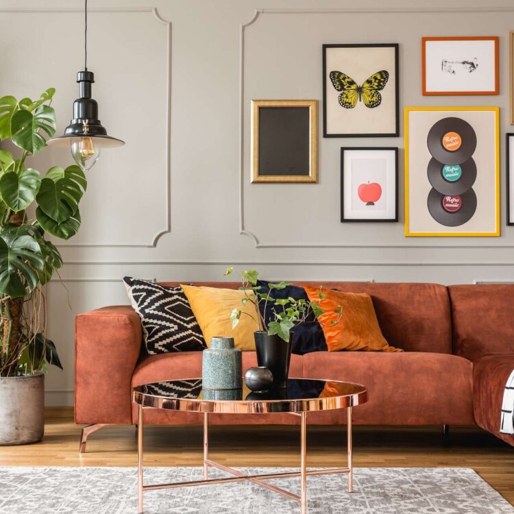 Ciekawe pomysły na ścianę w salonie – 12 trendów i stylowe aranżacje