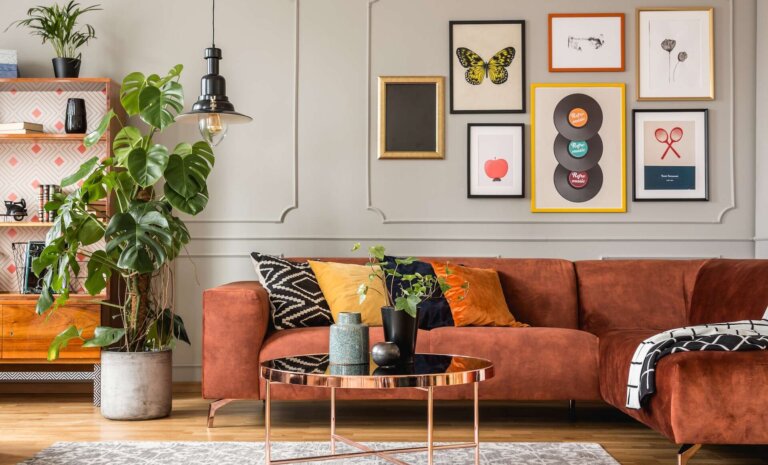 Ciekawe pomysły na ścianę w salonie – 12 trendów i stylowe aranżacje