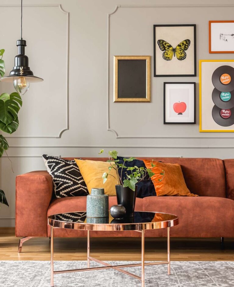 Ciekawe pomysły na ścianę w salonie – 12 trendów i stylowe aranżacje