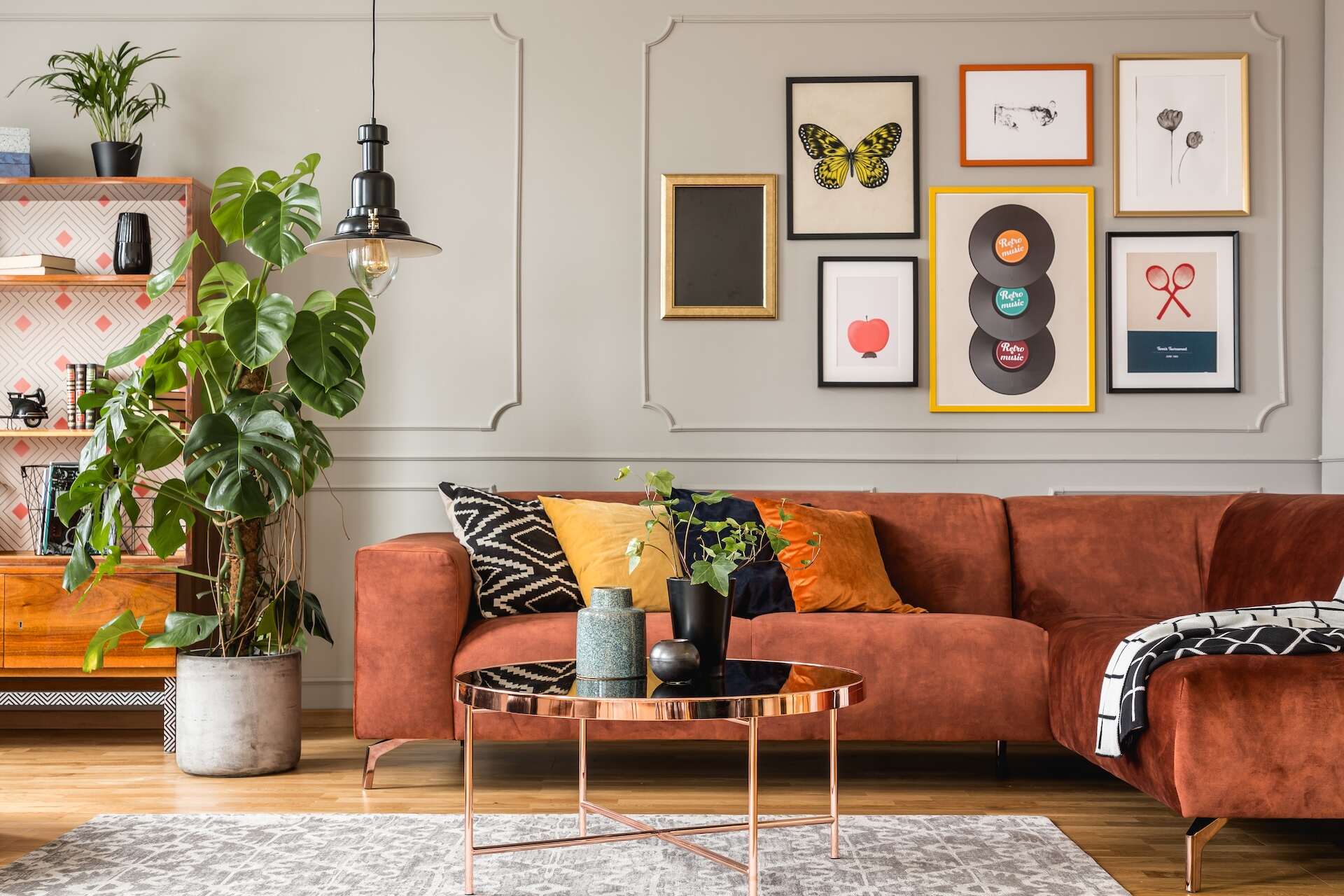 Ciekawe pomysły na ścianę w salonie – 12 trendów i stylowe aranżacje