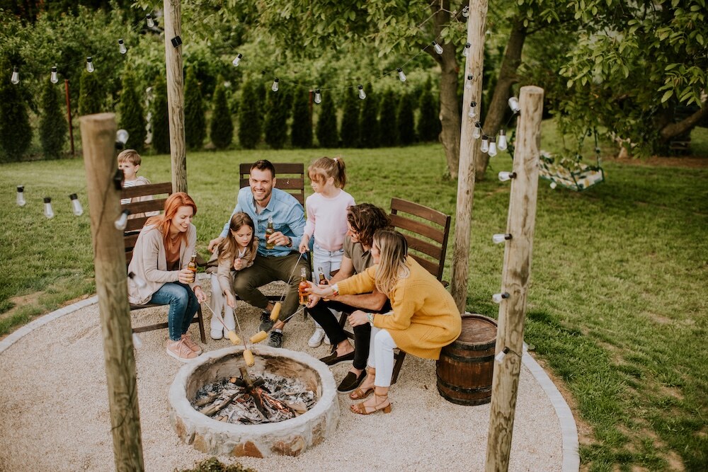 ognisko w ogrodzie z kamieni z trzema krzesłami i beczką do siedzenia ognisko w ogrodzie z kamieni w okręgu z kamieniami i krzesłami