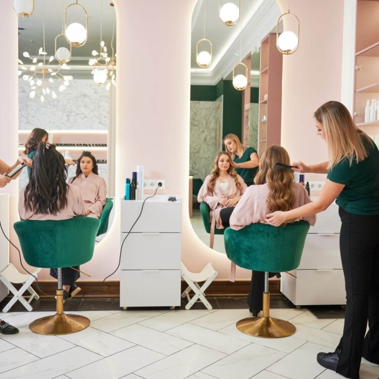 Jak zaaranżować salon fryzjerski w stylu glamour?