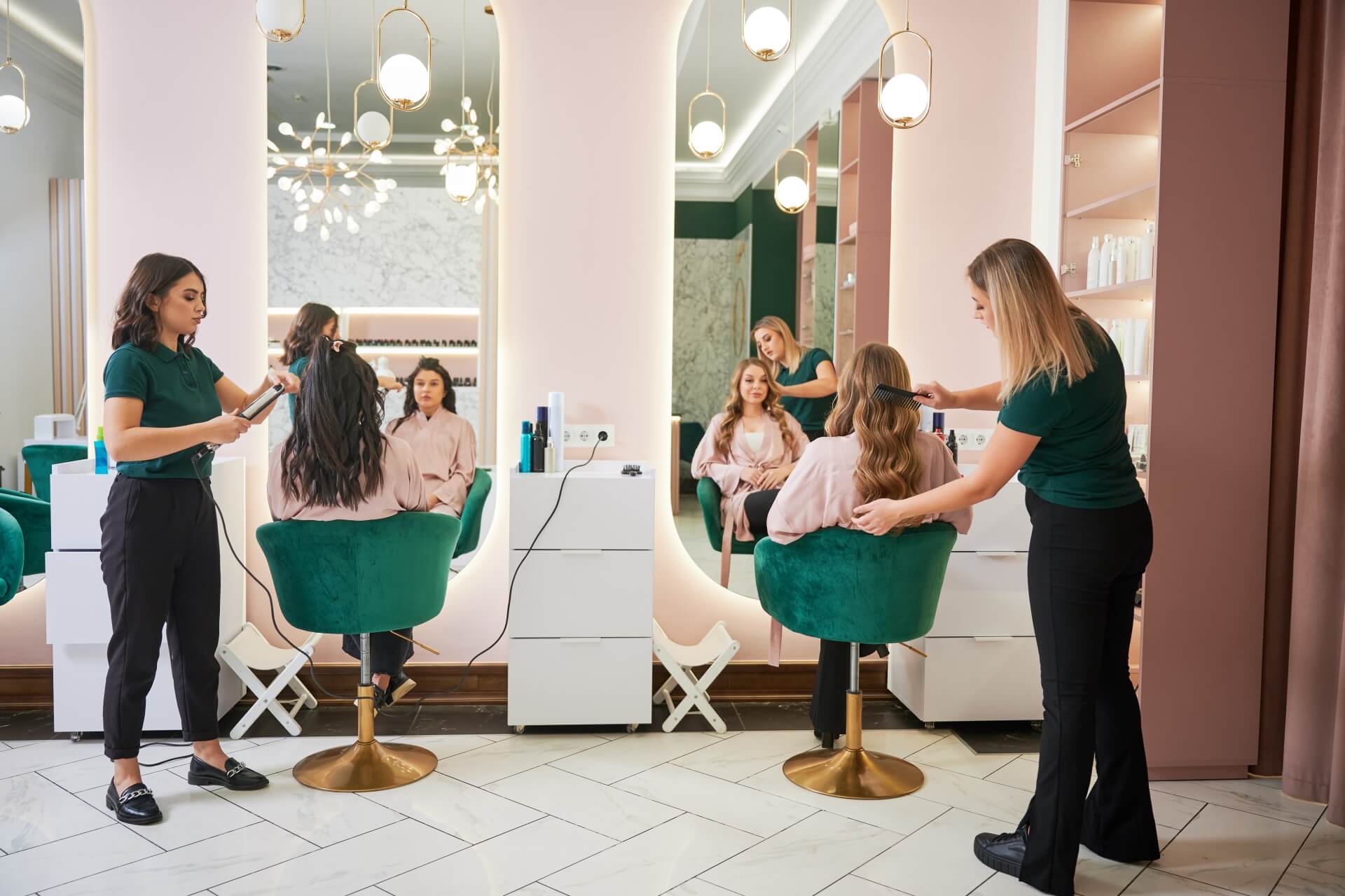 Jak zaaranżować salon fryzjerski w stylu glamour?