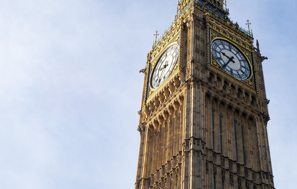 Big Ben - wysoka wieża zegarowa z dwiema tarczami wskazującymi godzinę Big Ben z dwiema widocznymi tarczami zegarowymi