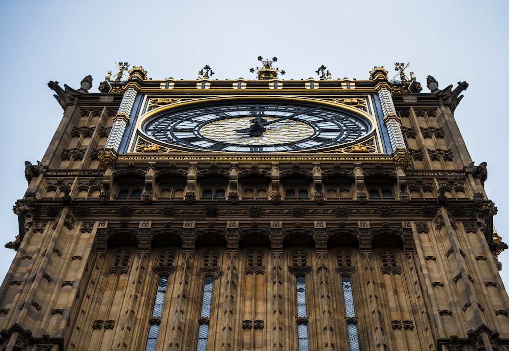 Big Ben - wieża zegarowa w przybliżeniu Big Ben - ujęcie na wieżę zegarową od dołu
