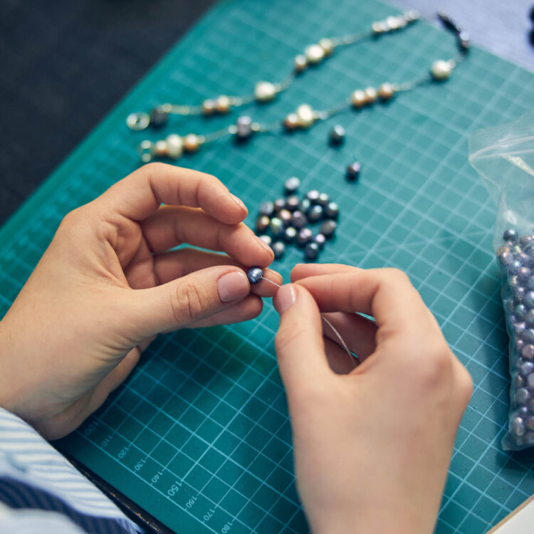 Jak zrobić bransoletkę z koralików? Instrukcja krok po kroku