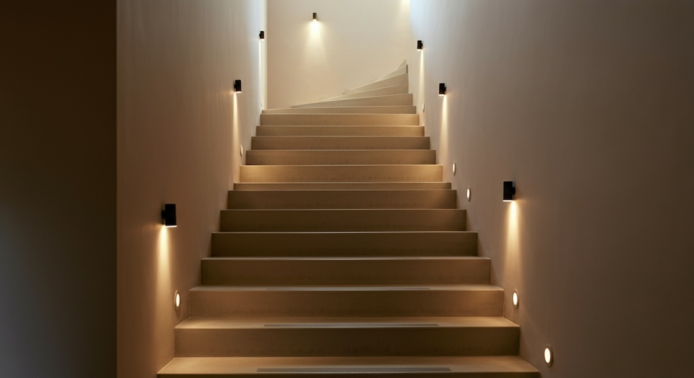 klatka schodowa z dekoracyjnymi lampami LED 