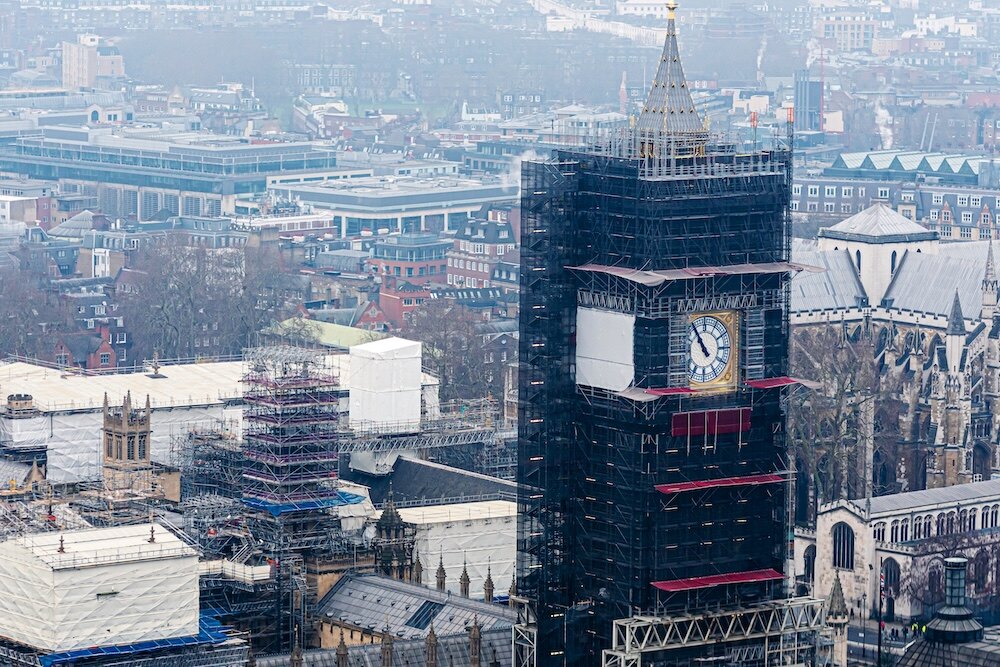 renowacja Elizabeth Tower w Londynie Elizabeth Tower z rusztowaniem podczas prac renowacyjnych