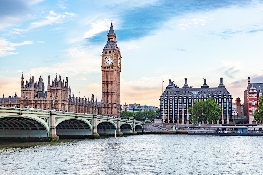 wieża zegarowa i most londyński nad rzeką architektura Londynu nad rzeką Tamizą