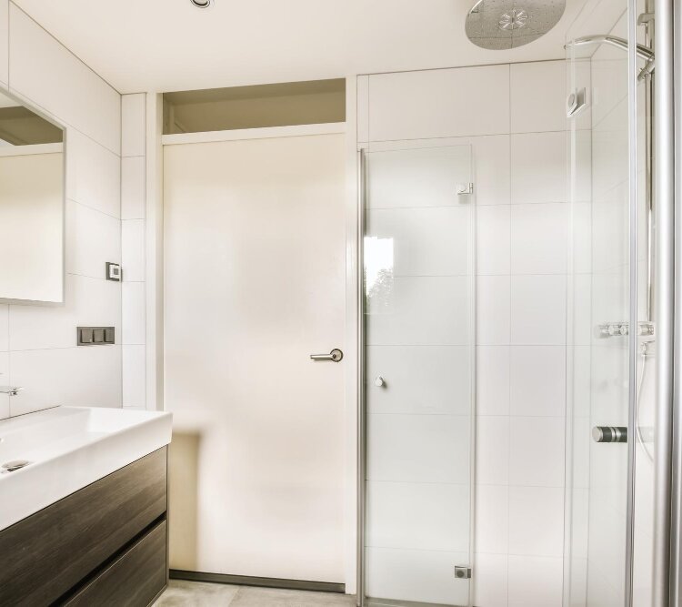 Zalety drzwi składanych – idealne do ciasnych łazienek!