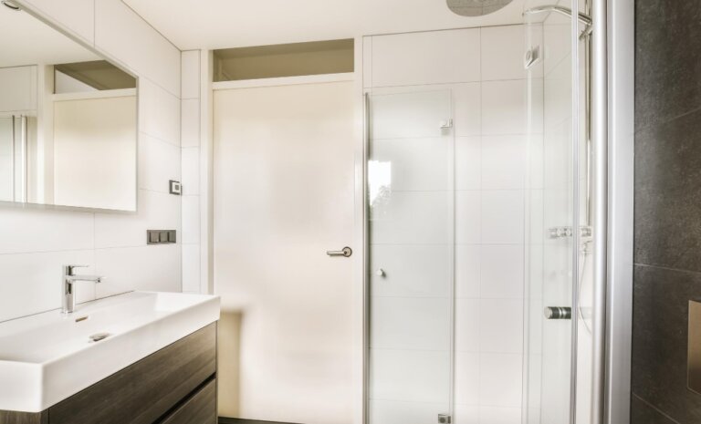 Zalety drzwi składanych – idealne do ciasnych łazienek!