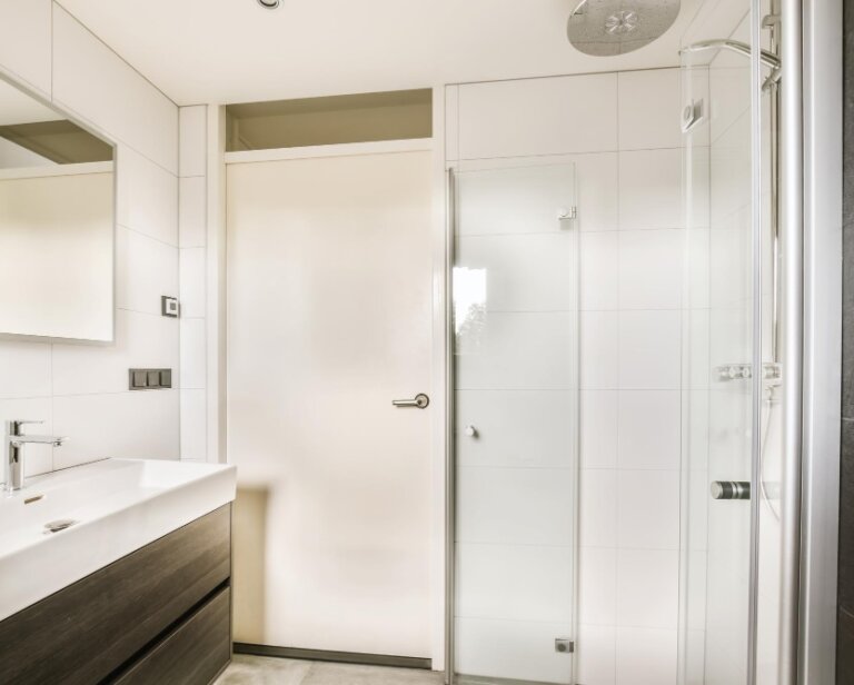 Zalety drzwi składanych – idealne do ciasnych łazienek!