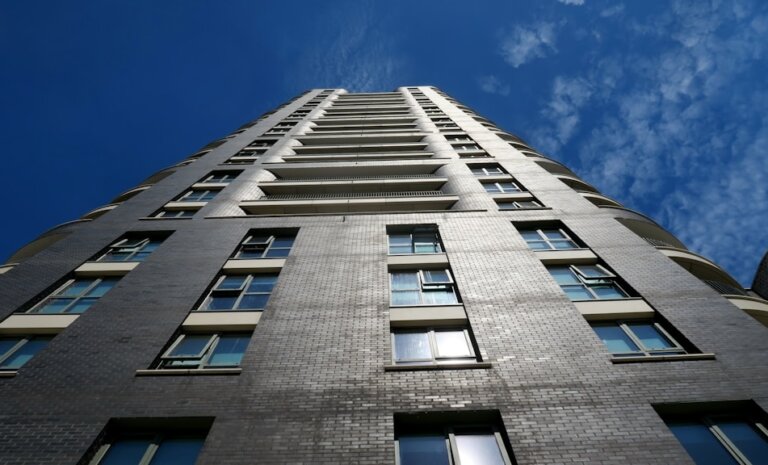 Jak wygląda życie w apartamentowcu premium – prestiż, wygoda i prywatność