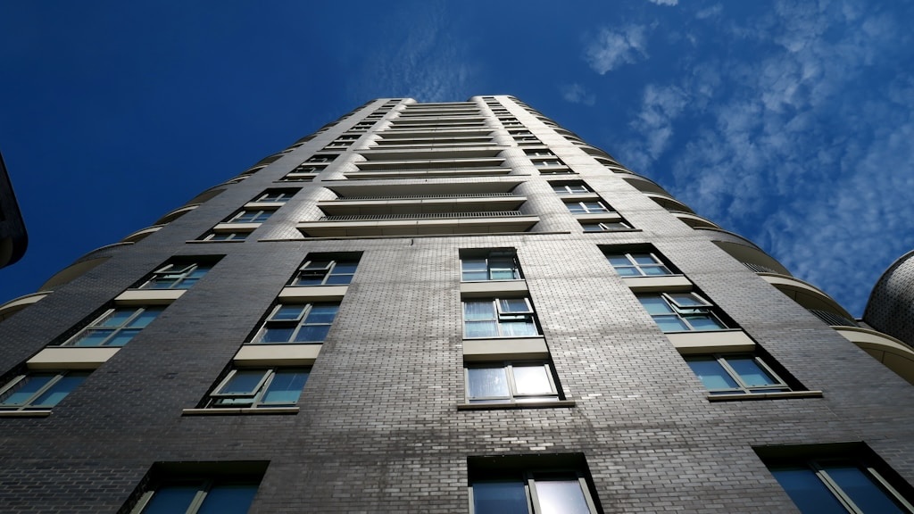 Jak wygląda życie w apartamentowcu premium – prestiż, wygoda i prywatność