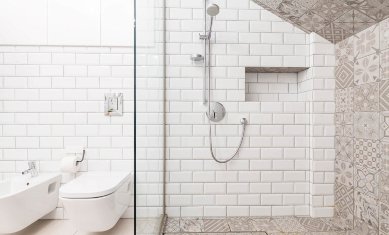 Jak wybrać odpowiedni odpływ liniowy do kabiny prysznicowej?