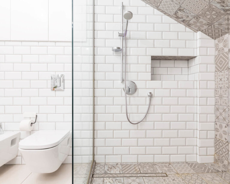 Jak wybrać odpowiedni odpływ liniowy do kabiny prysznicowej?