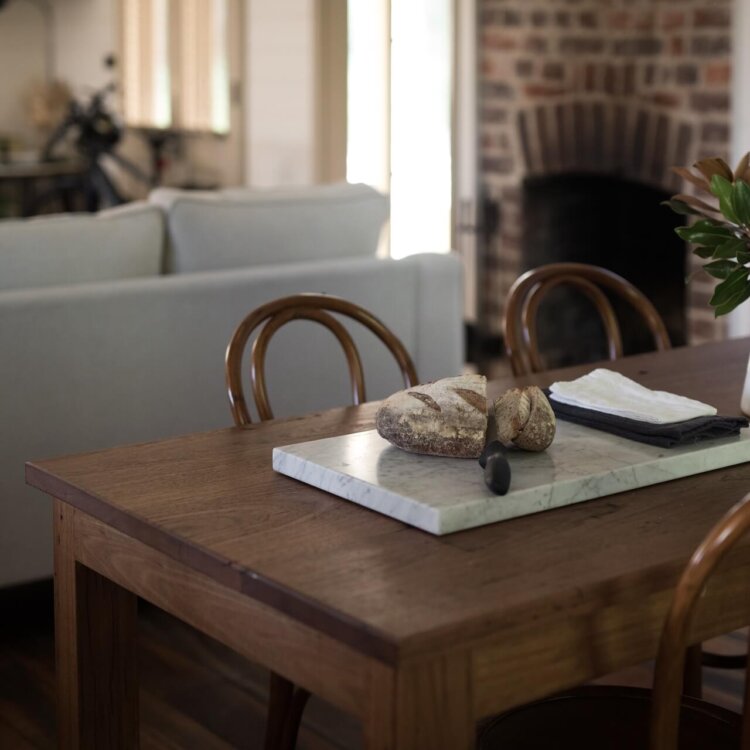 Jaki stół do salonu? Porady i wskazówki