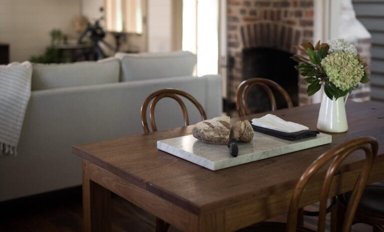 Jaki stół do salonu? Porady i wskazówki
