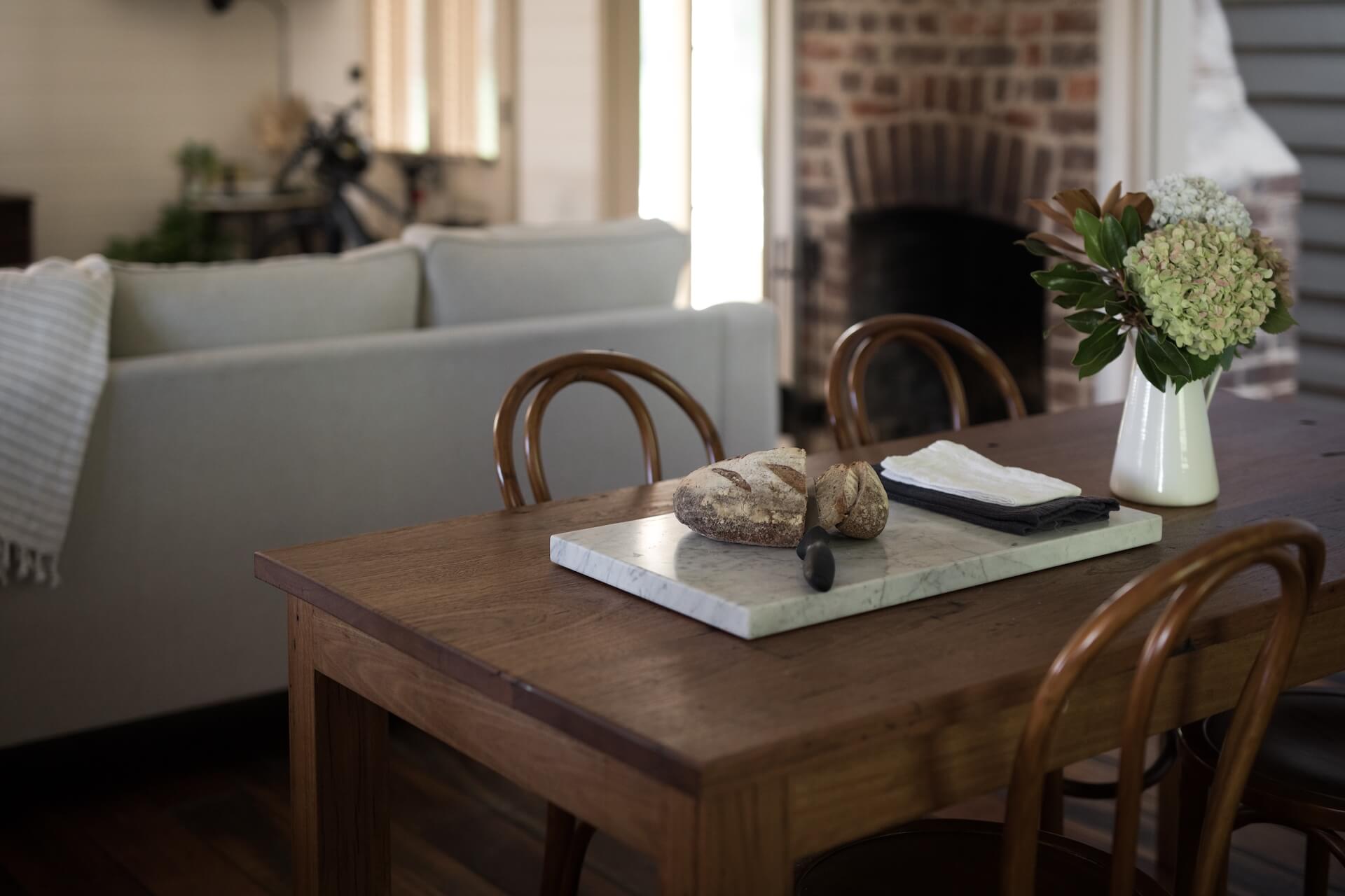 Jaki stół do salonu? Porady i wskazówki