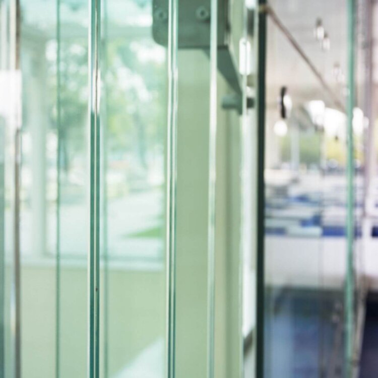 Jakie okucia do szkła montuje się w drzwiach szklanych?