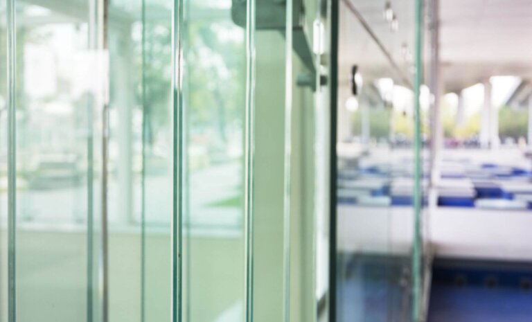 Jakie okucia do szkła montuje się w drzwiach szklanych?