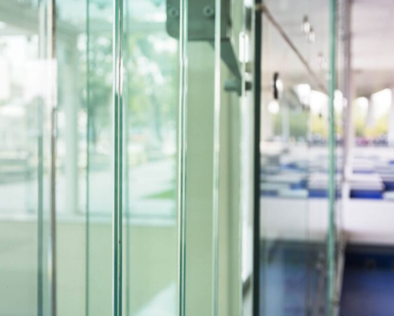 Jakie okucia do szkła montuje się w drzwiach szklanych?