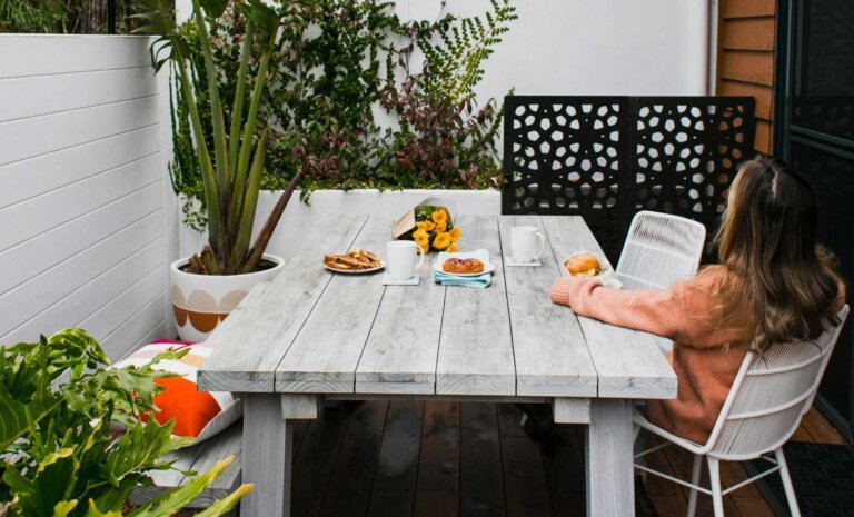 Impregnat do drewna w szarym kolorze – trwałość i modny wygląd