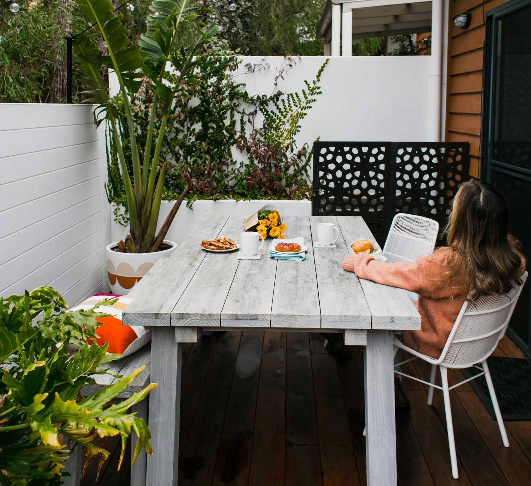 Impregnat do drewna w szarym kolorze – trwałość i modny wygląd