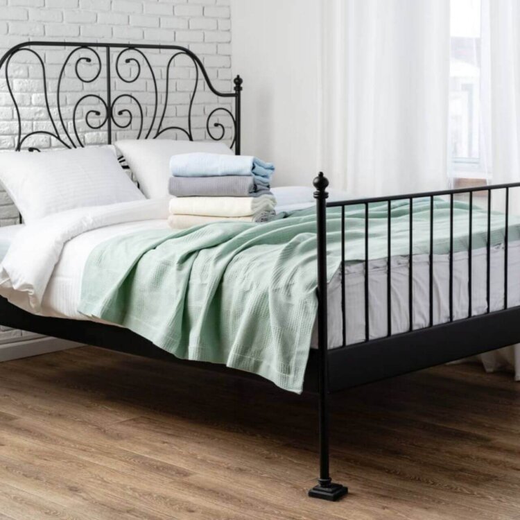 Łóżka z ramą metalową a ponadczasowy trend w nowoczesnych wnętrzach