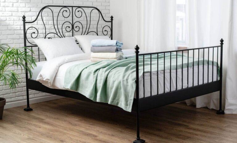 Łóżka z ramą metalową a ponadczasowy trend w nowoczesnych wnętrzach