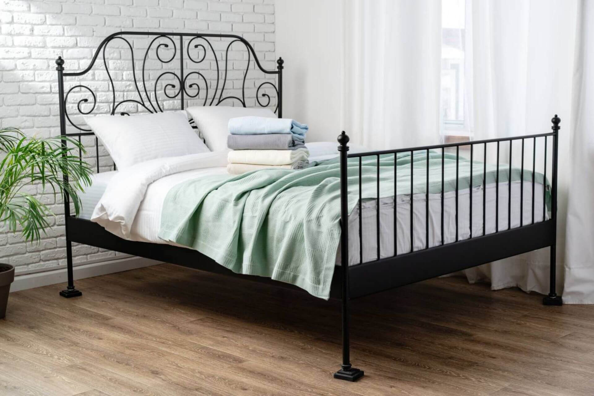 Łóżka z ramą metalową a ponadczasowy trend w nowoczesnych wnętrzach