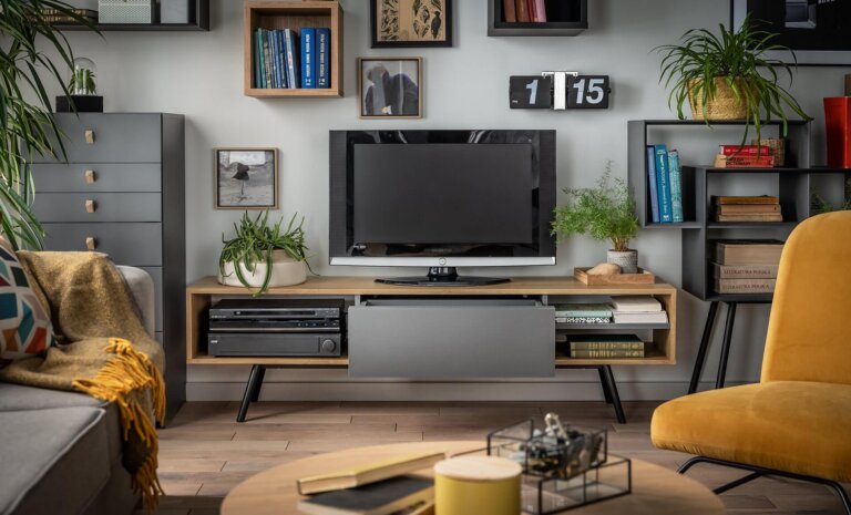 Szafka RTV jako centralny punkt w salonie – jakie cechy powinna mieć?