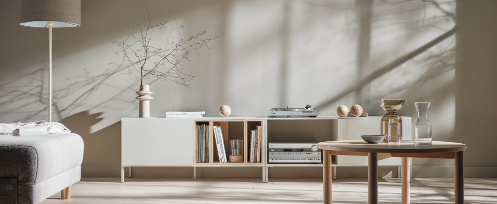 Szafka RTV jako centralny punkt w salonie - model Into Vox Nowoczesna, duża szafka RTV na nóżkach