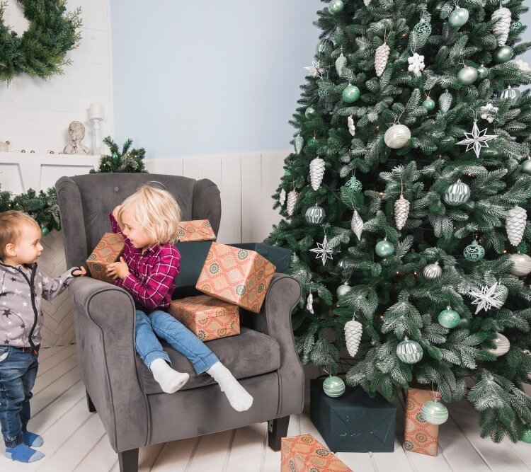 Jak łączyć bombki choinkowe z innymi ozdobami, aby zapewnić całości w pełni harmonijny układ?