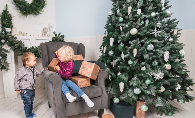 Jak łączyć bombki choinkowe z innymi ozdobami, aby zapewnić całości w pełni harmonijny układ?