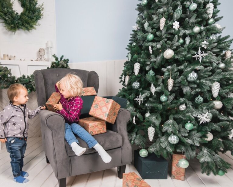 Jak łączyć bombki choinkowe z innymi ozdobami, aby zapewnić całości w pełni harmonijny układ?