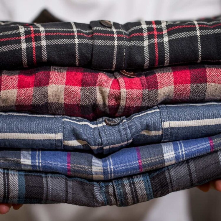 Jak dbać o ubrania, żeby wyglądały jak nowe przez lata? Praktyczny przewodnik pielęgnacji tkanin