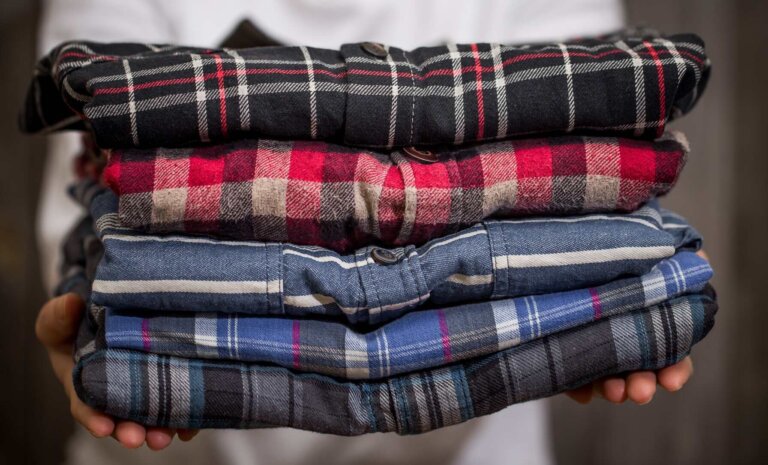 Jak dbać o ubrania, żeby wyglądały jak nowe przez lata? Praktyczny przewodnik pielęgnacji tkanin