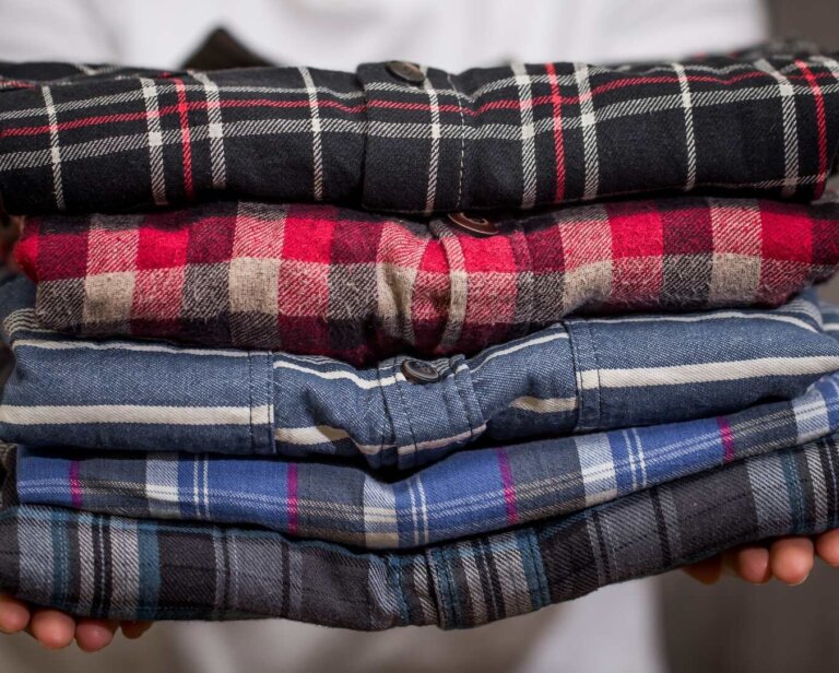 Jak dbać o ubrania, żeby wyglądały jak nowe przez lata? Praktyczny przewodnik pielęgnacji tkanin