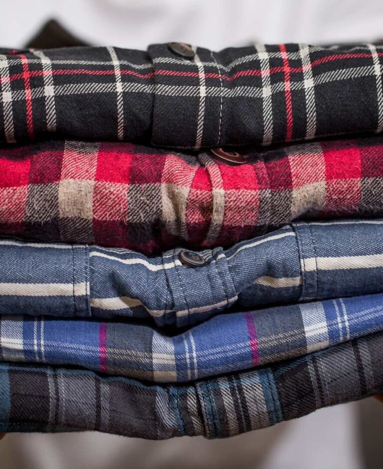 Jak dbać o ubrania, żeby wyglądały jak nowe przez lata? Praktyczny przewodnik pielęgnacji tkanin