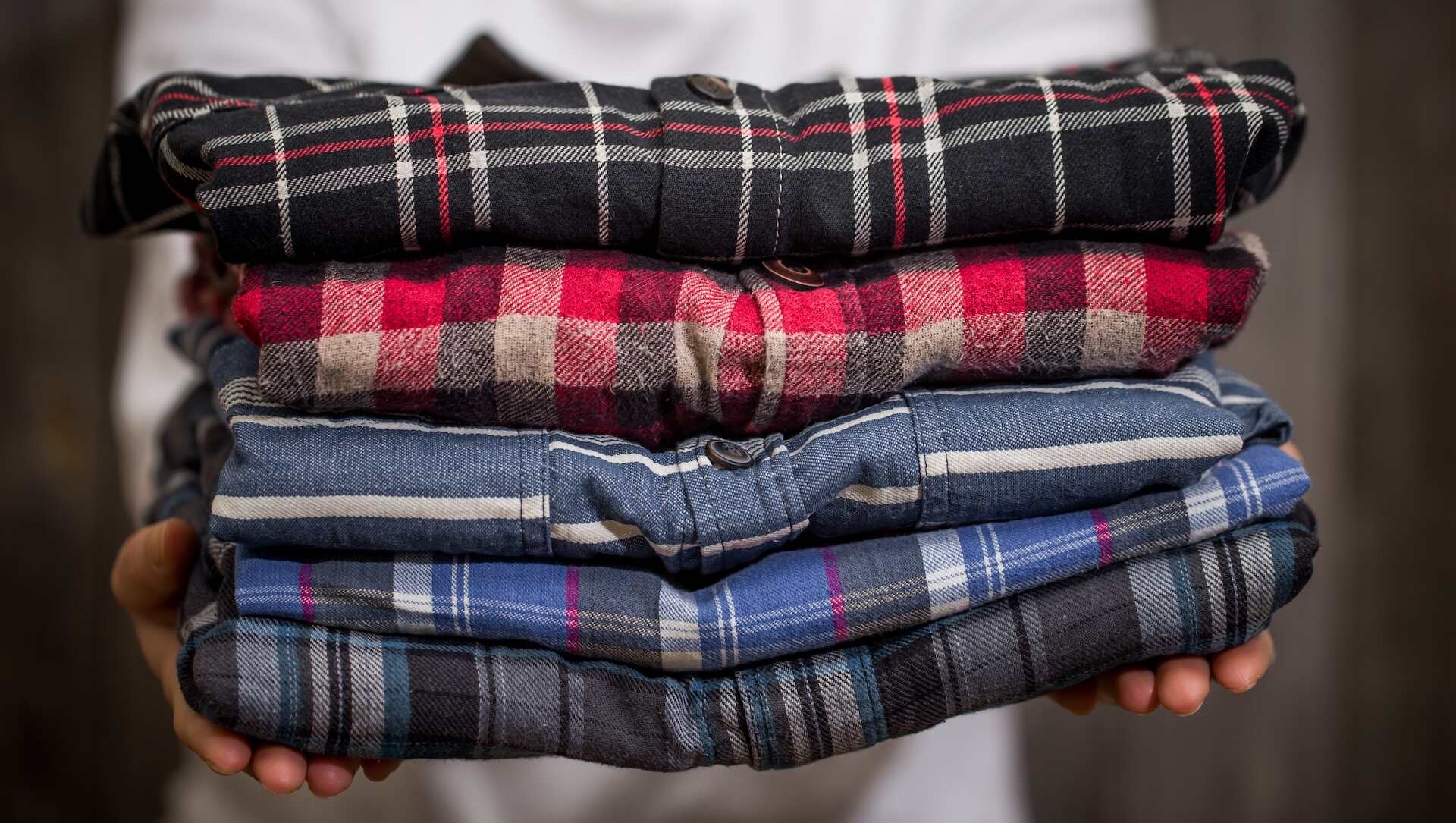 Jak dbać o ubrania, żeby wyglądały jak nowe przez lata? Praktyczny przewodnik pielęgnacji tkanin