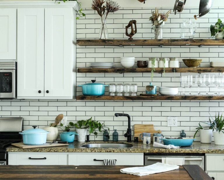 Montaż pod blatem krok po kroku: Czy granitowy zlewozmywak podwieszany faktycznie wymaga specjalisty?