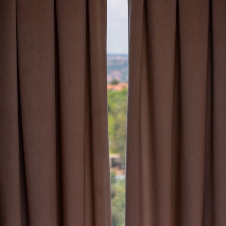 Najważniejsze zasady mierzenia okien przed zakupem firan do salonu