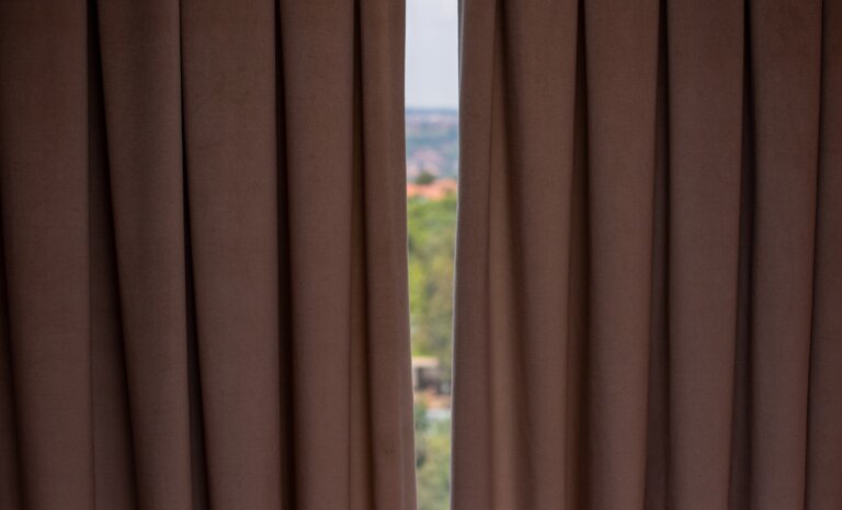 Najważniejsze zasady mierzenia okien przed zakupem firan do salonu