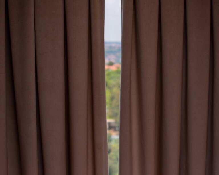 Najważniejsze zasady mierzenia okien przed zakupem firan do salonu