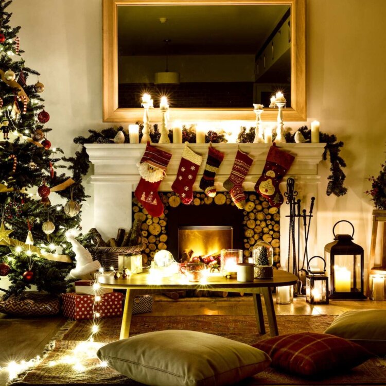 Świąteczna metamorfoza salonu. Jak zmienić charakter wnętrza dodatkami? Poradnik krok po kroku