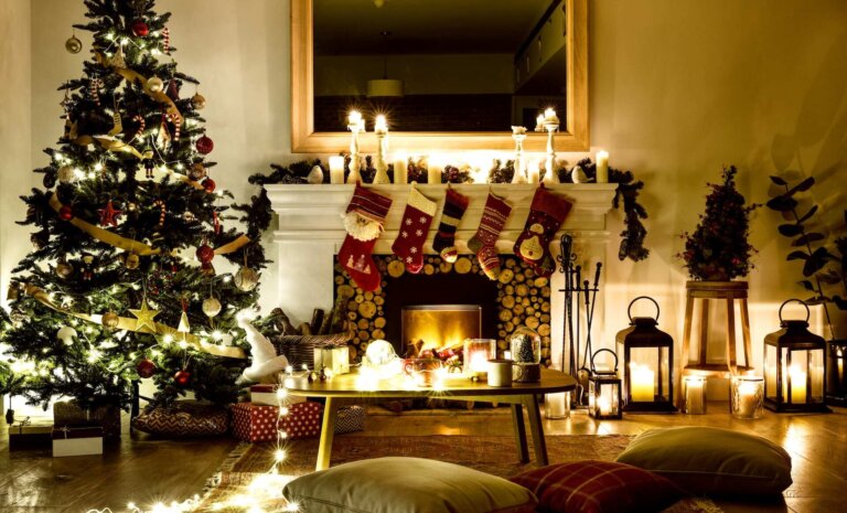Świąteczna metamorfoza salonu. Jak zmienić charakter wnętrza dodatkami? Poradnik krok po kroku