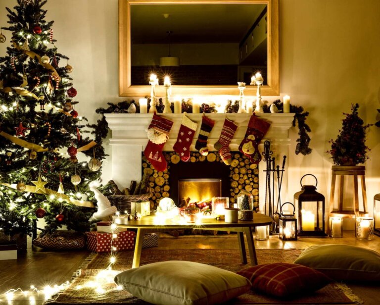 Świąteczna metamorfoza salonu. Jak zmienić charakter wnętrza dodatkami? Poradnik krok po kroku