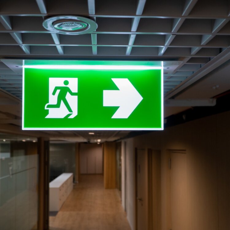 Dlaczego regularne kontrole systemów oświetlenia są kluczowe dla bezpieczeństwa osób w obiekcie?